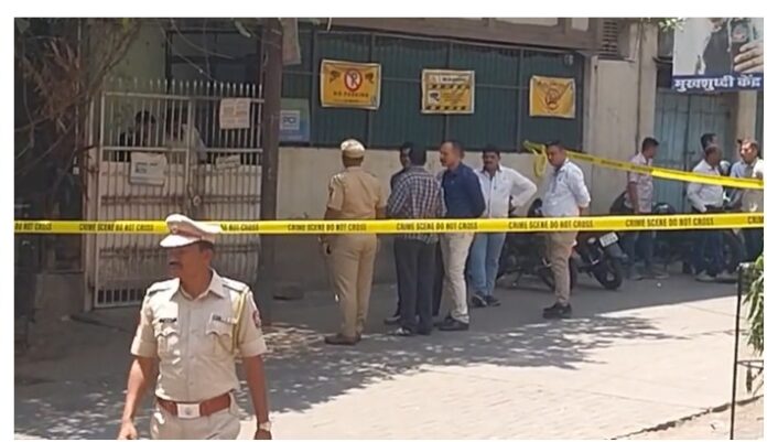 नागपुर में संदिग्ध बैग से डेटोनेटर और जिलेटिन मिलने के बाद बम स्क्वाड जांच करता हुआ