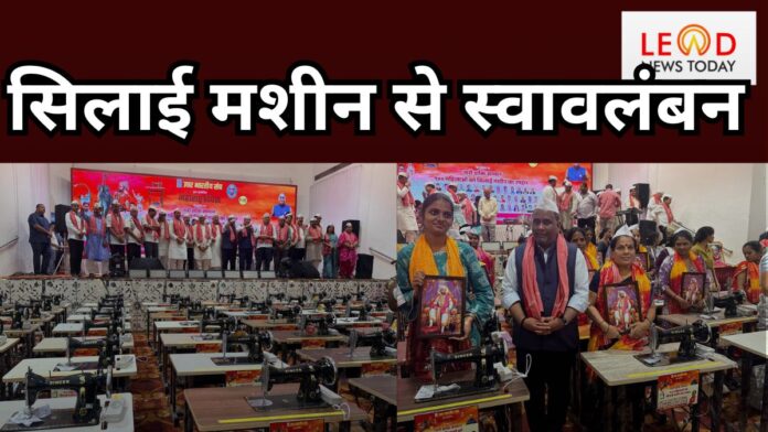 मुंबई में संतोष आर.एन. सिंह द्वारा मराठी महिलाओं को सिलाई मशीनें वितरित करते हुए